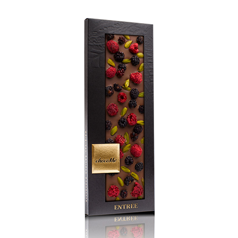 Молочный шоколад с фисташками Бронте, лиофилизированной ежевикой, клубникой 110г