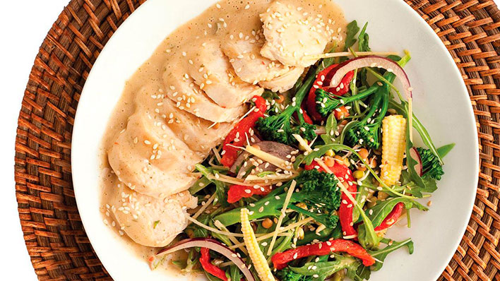 Теплый салат с курицей и кунжутом Теплый салат с курицей и кунжутом